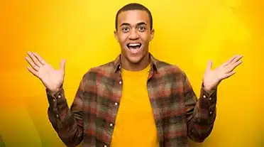 Jeune apprentis heureux de connaitre les avantages du salaire en alternance