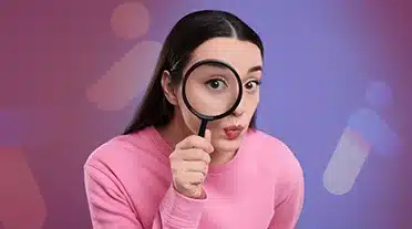 Alternant qui regarde à la loupe l'impact d'une démission en alternance