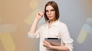 étudiante observant les bonnes raisons pour quitter son alternance