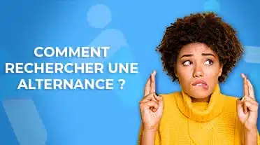 Jeune étudiante croise les doigts pour trouver son alternance