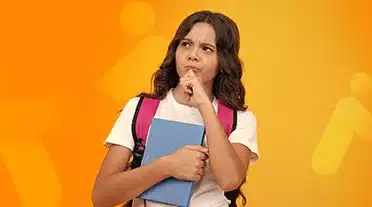 Jeune étudiante qui se pose des questions sur la durée de l'alternance