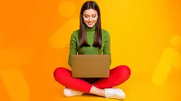 Jeune étudiante bien informer sur combien de temps dure l'alternance