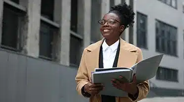 Jeunes étudiantes connaissant toute les démarches à suivre pour toucher son chômage après son alternance