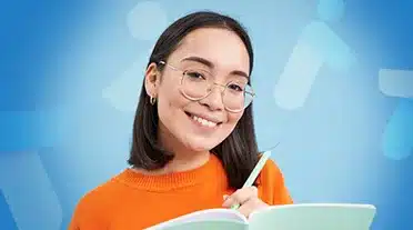 Jeune alternante qui note bien tous les conseils pour bien cotiser pour la retraite