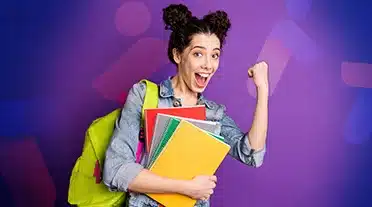 Jeune étudiante qui as compris toutes les informations sur la cotisation pour la retraite et l'apprentissage