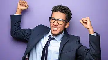 Jeune étudiant heureux ayant pris un tremplin vers l'emploi avec l'alternance