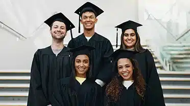 Jeunes étudiants diplômés prêt à toucher leur bourse pendant leur alternance