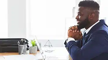 Jeune étudiant sérieux pour son entretien d'embauche en alternance