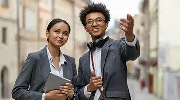 Jeunes étudiants motivé alliant école et entreprise avec l'alternance