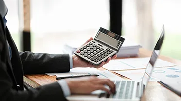 Responsable RH faisant les calculs sur le financement de l'alternance