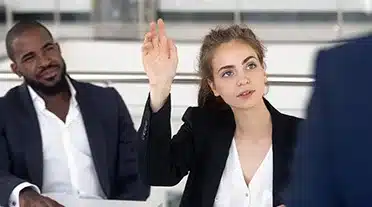 responsable des ressources humaines qui pose des questions sur qui paie l'alternance