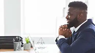 Jeune apprentis en entretien qui sait qui paie l'alternance