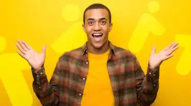 Jeune alternant heureux de tout savoir sur qui paie l'alternance