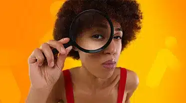 Etudiante vérifiant à la loupe le financement de l'alternance