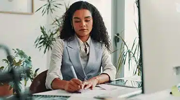 Etudiante faisans ses comptes pour savoir si elle est imposable