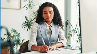 Jeune étudiante sérieuse préparant ses vacances en alternance