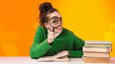 étudiante regardant à la loupe tous les aspect des vacances en alternance