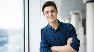 Jeune étudiant fier d'avoir trouvé son alternance en Centre-val de Loire