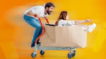 Jeunes étudiants se préparant à déménager grâce aux aides pour les alternants