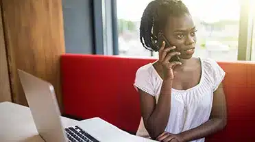 Jeune étudiante très professionnel appelant des entreprises pour trouver son alternance