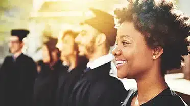 Jeunes étudiants confiant avec leur diplôme se dirigeant vers l'alternance