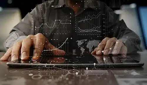 jeune apprenti gérant des interface de calcul mathématique dans son entreprise en apprentissage