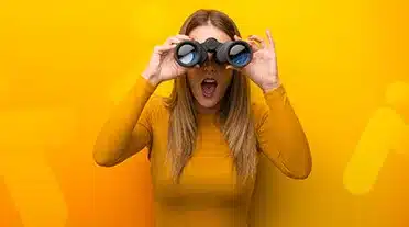 étudiante scrutant au jumelle tous les bon conseils pour trouver son alternance