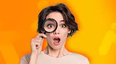 étudiante vérifiant à la loupe ses droits en alternance