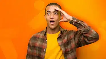 étudiant surpris et heureux de voir le bonus mobili-jeune