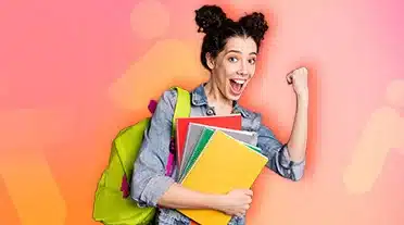 étudiante heureuse d'avoir toutes les astuces pour optimiser ses démarches