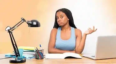 étudiante se demandant quelles sont les implications et modalités de l'apprentissage