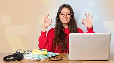 étudiante sereine et flexible avec son temps de travail et ses études