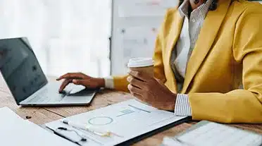 RH cherchant les infos sur les exigences légales de l'apprentissage