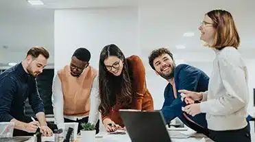 équipe travaillant sur les critère de recrutement d'un alternant