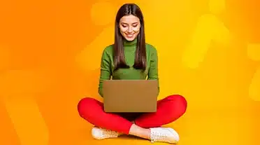 étudiant consultant les aides disponibles à l'apprentissage sur le site AFi24