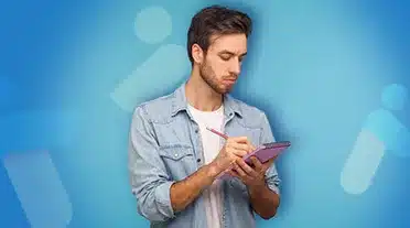 étudiant notant tous les conseils pour trouver une formation et une entreprise avec France travail