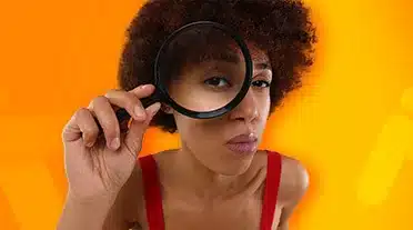 étudiante observant à la loupe les erreurs à éviter et comment optimiser sa déclaration