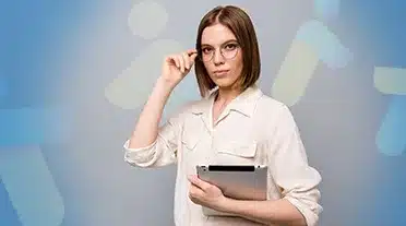 étudiante notant le cadre légale de l'apprentissage