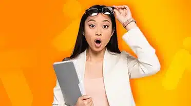 étudiante surprise en découvrant le montant de la paye des apprentis