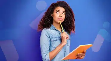 étudiante notant les conseils sur les aides complémentaires pour les apprentis