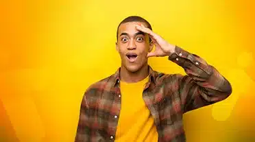 étudiant heureux de voir les avantages de l'alternance face au CDD