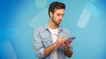 étudiant notant l'impact du travail le dimanche en alternance