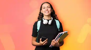 étudiante heureuse en apprentissage en alliant école et entreprise