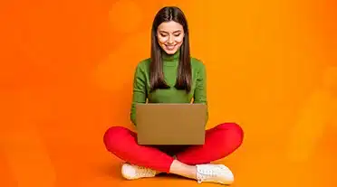 étudiante consultant sur son ordinateur les méthodes pour réussir son alternance