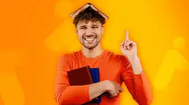 étudiant regardant à la loupe comment optimiser sa candidature en apprentissage en science