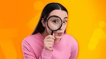 étudiante observant à la loupe comment trouver une alternance en Ile-de-France