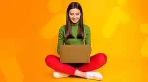 étudiante qui cherche une alternance en ile de France sur son ordinateur