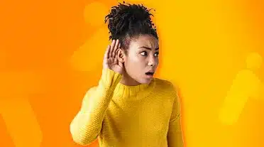 étudiante écoutant les conseils sur comment trouver une alternance en Pays de la Loire