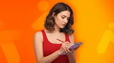 étudiante notant tous les conseils sur comment obtenir son attestation d'apprentissage