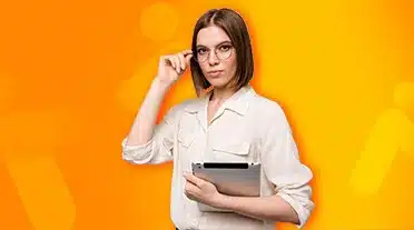 étudiante concentrée pour comprendre la différence entre salaire brut et net